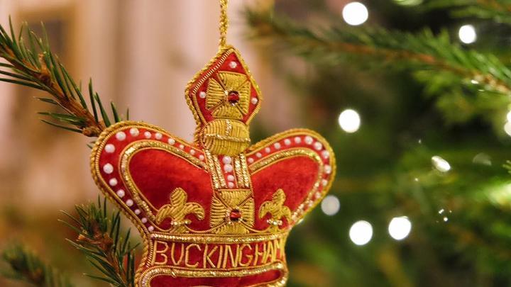 Buckingham Palace Christmas Logo - Have A Look At How Buckingham Palace Does Christmas Decorations ...