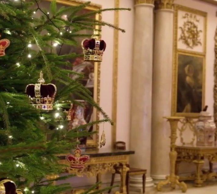 Buckingham Palace Christmas Logo - All the Queen's Christmas Trees: Buckingham Palace