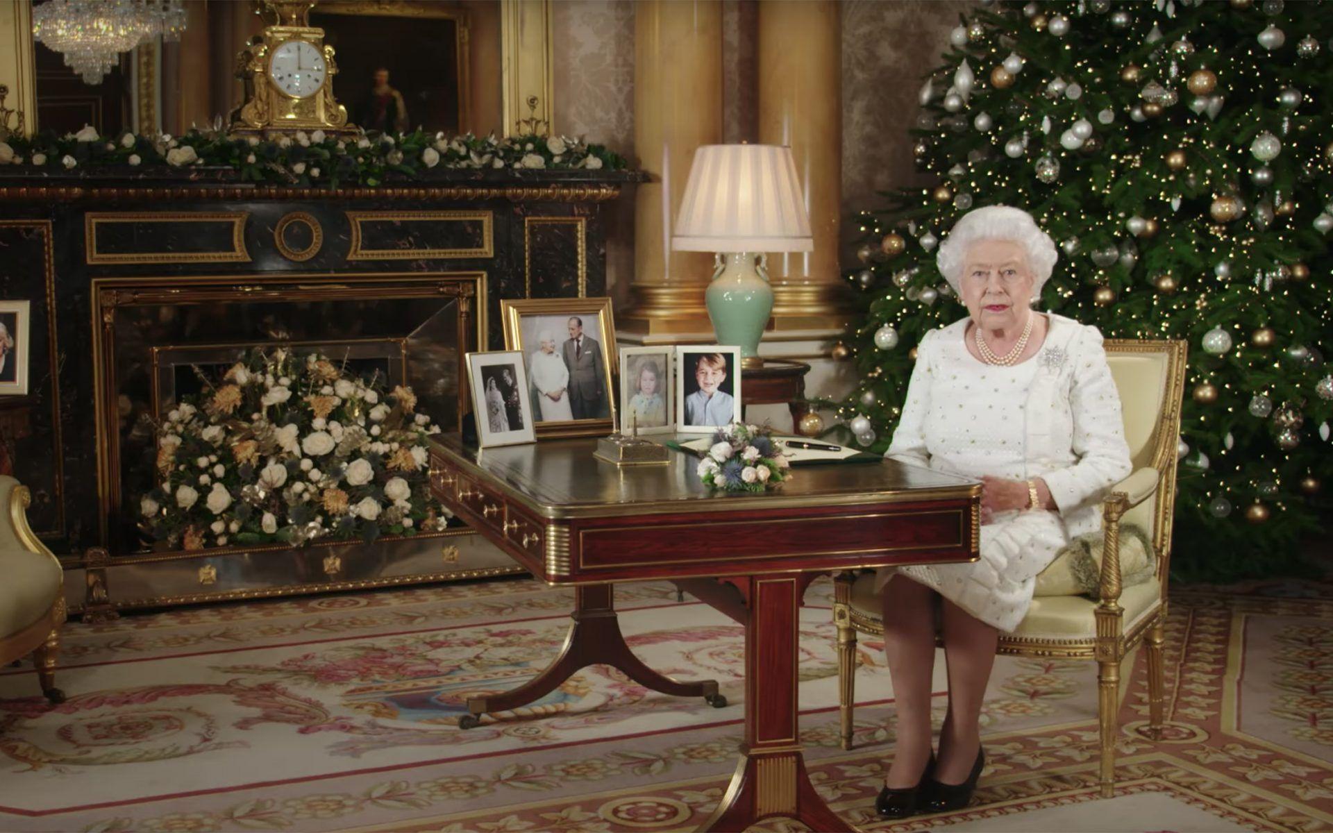 Buckingham Palace Christmas Logo - See How the Royal Family Decorates for Christmas at Buckingham ...