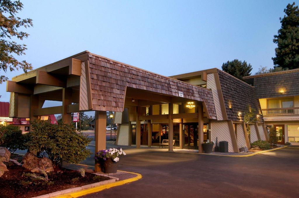 Red Lion Inn and Suites Logo - Best Price on Red Lion Inn & Suites Bend in Bend (OR) + Reviews!