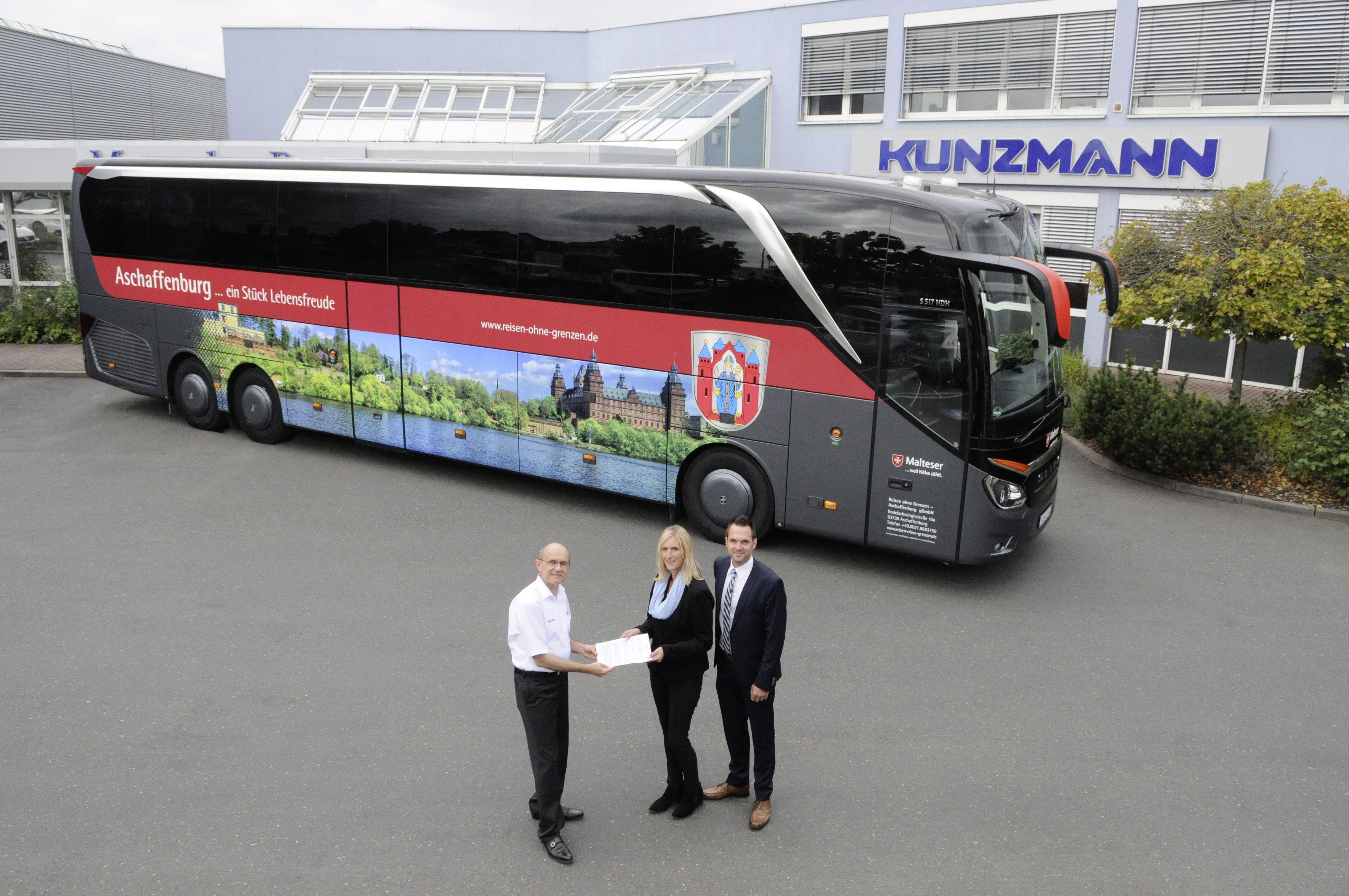 Daimler Bus Logo - 1000th service contract - EvoBus GmbH