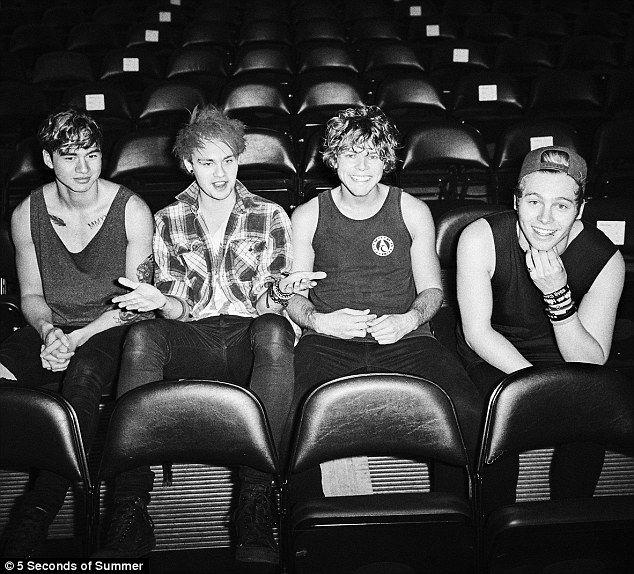 5 Seconds of Summer Black and White Logo - Seconds Of Summer In Behind The Scenes Photo From What I Like