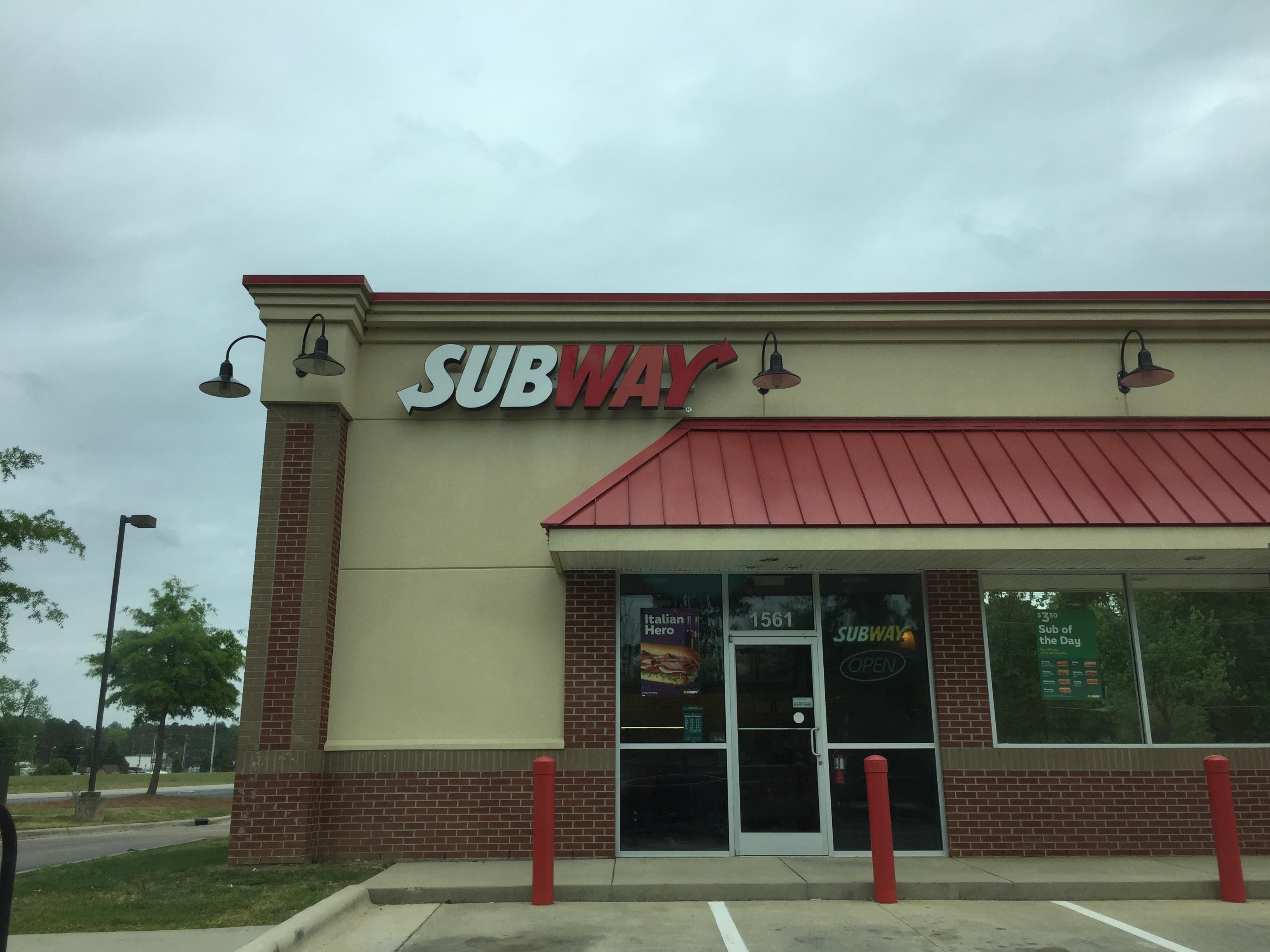 Red Subway Logo - Subway logo is white/red instead of yellow/green : mildlyinteresting