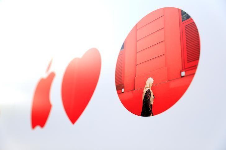 Red Dot with White R Logo - Apple plans new store in 'red dot' Singapore