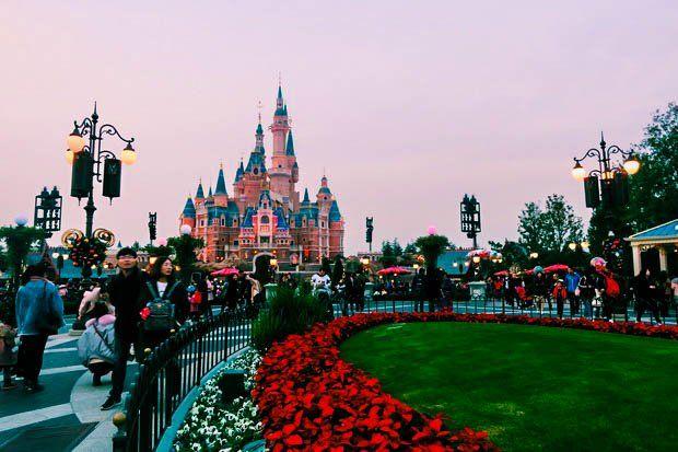 Shanghai Disneyland Logo - 8 Things at Shanghai Disneyland You Would Never See in the US Parks