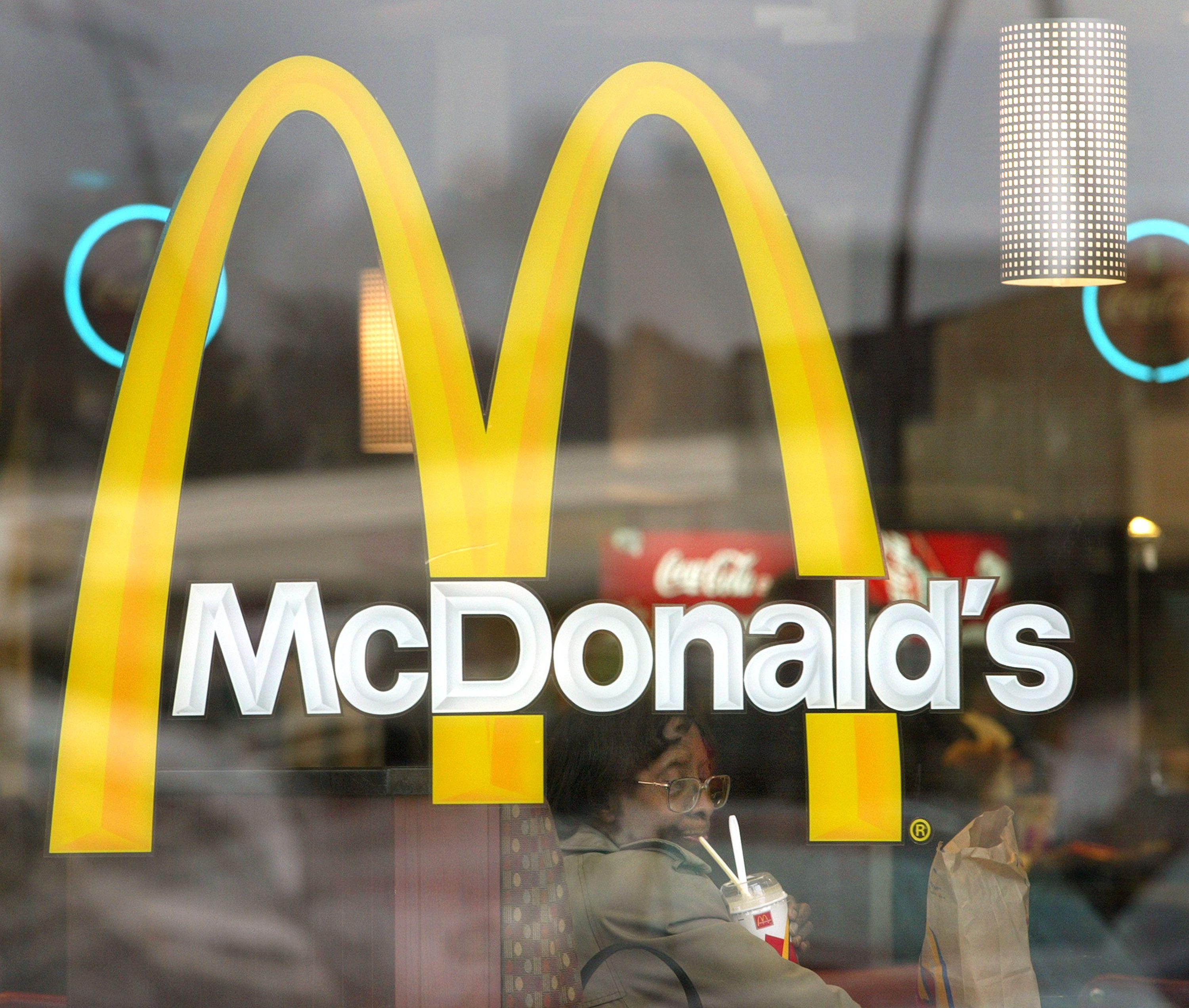 Chinese McDonald's Logo - McDonald's Edging Out KFC, Pizza Hut in China Revival Battle