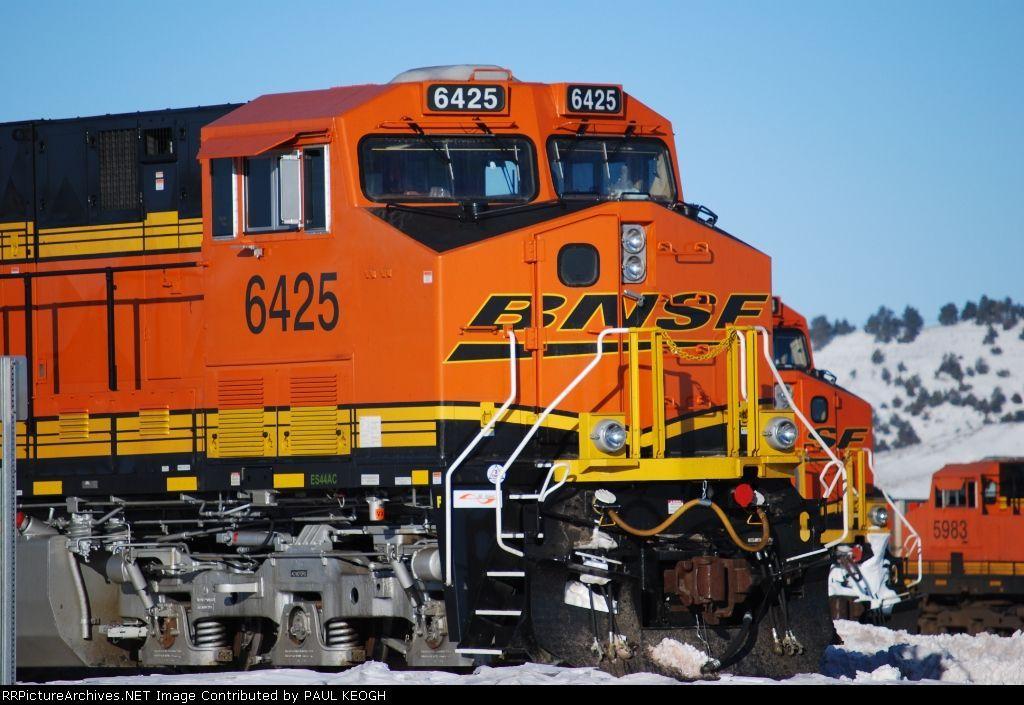 BNSF Swoosh Logo - BNSF 6425 gleems in the bright sunshine with her Roadnumber lights