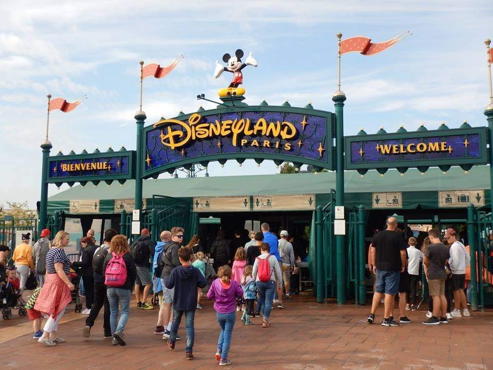 Disneyland Orlando Logo - Here's how Disneyland Paris compares to Walt Disney World in Orlando