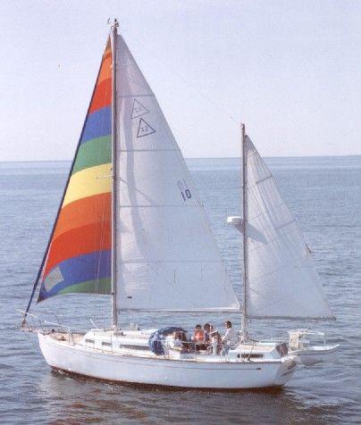 Sailboat Triangle Logo - TRIANGLE 32
