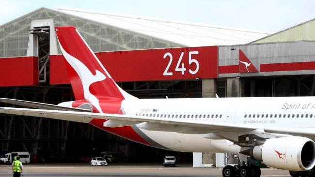 Kangaroo Airline Logo - Qantas new kangaroo logo on Dreamliner 787-9