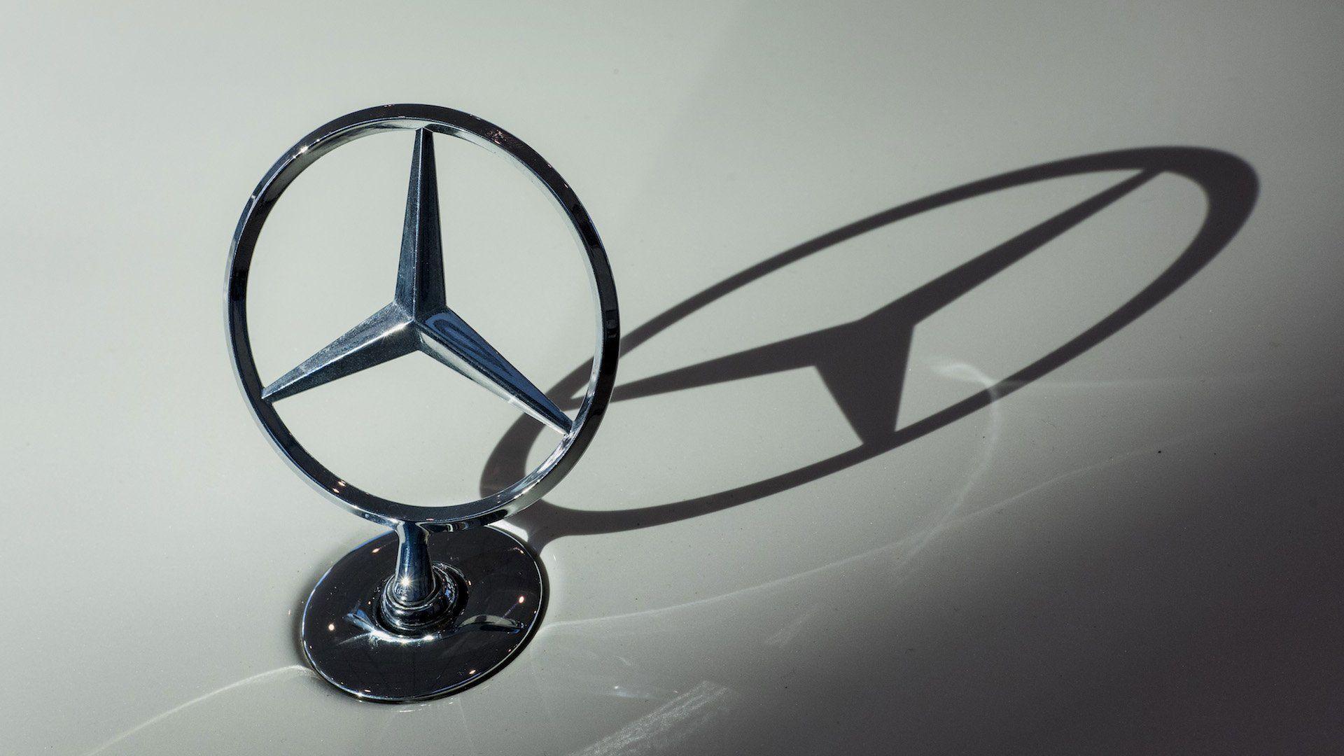 2018 Mercedes Logo - 2018 Mercedes-Benz C-Class Will Ditch Hood Ornament to Attract ...