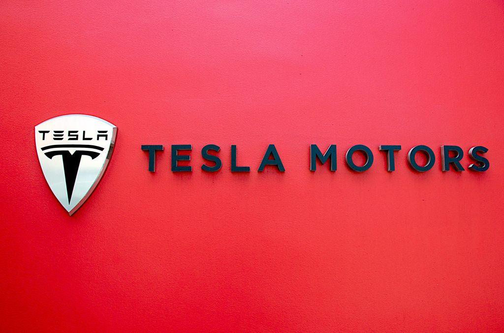 Tesla Mototrs Inc Logo - Tesla To Add Self Driving Electric Buses And Trucks