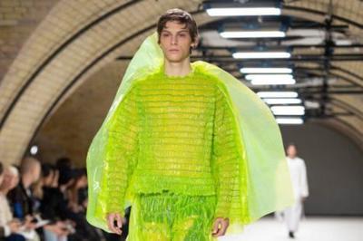 Quite Green Bubble Logo - This Designer Made Bubble-wrap Clothing, And His Handiwork Is Quite ...