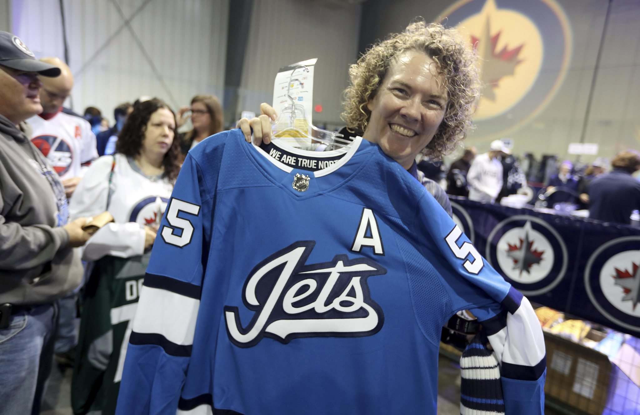 Winnipeg Jets Jersey Logo - Reactions mixed, but fans snap up new Jets jerseys - Winnipeg Free Press