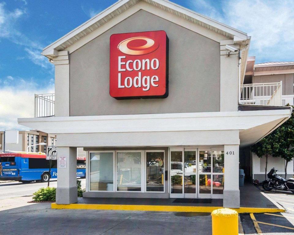 Econo Lodge Logo - Econo Lodge Downtown in Louisville (KY) - Room Deals, Photos & Reviews