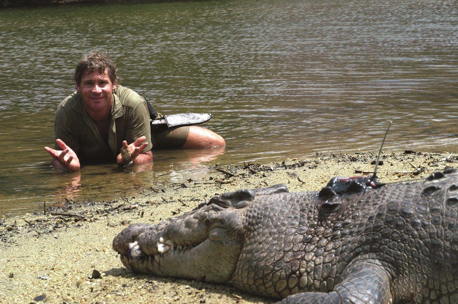 Steve Irwin Crocodile Hunter Logo - โรเบิร์ต เออร์วิน : นักอนุรักษ์กับภาพถ่ายที่ทำให้คุณอยากอนุรักษ์