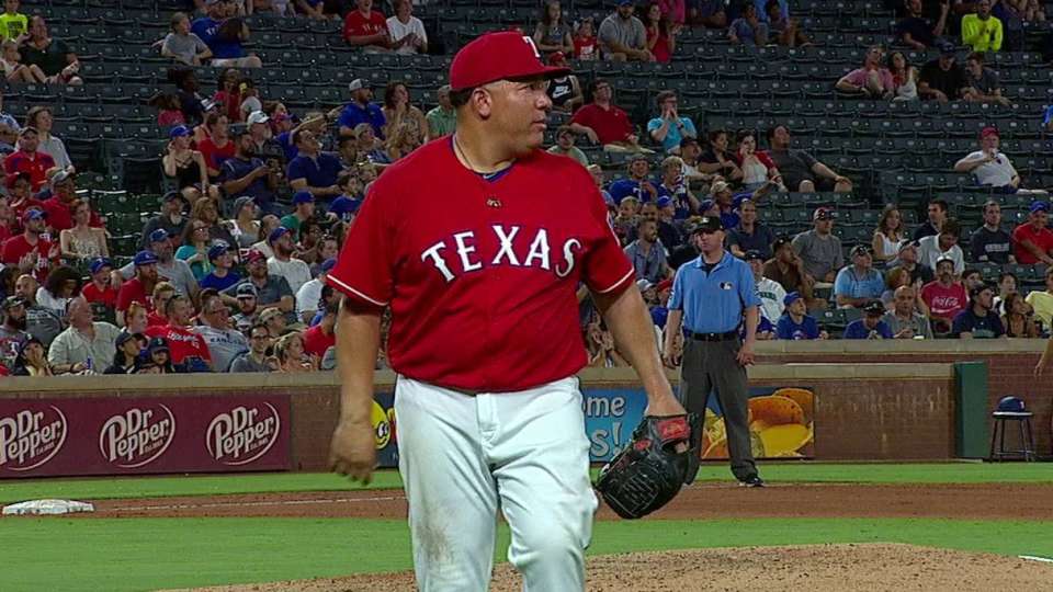 Colon White with Red Ball Logo - Colon flashes the leather | 08/08/2018 | Chicago White Sox