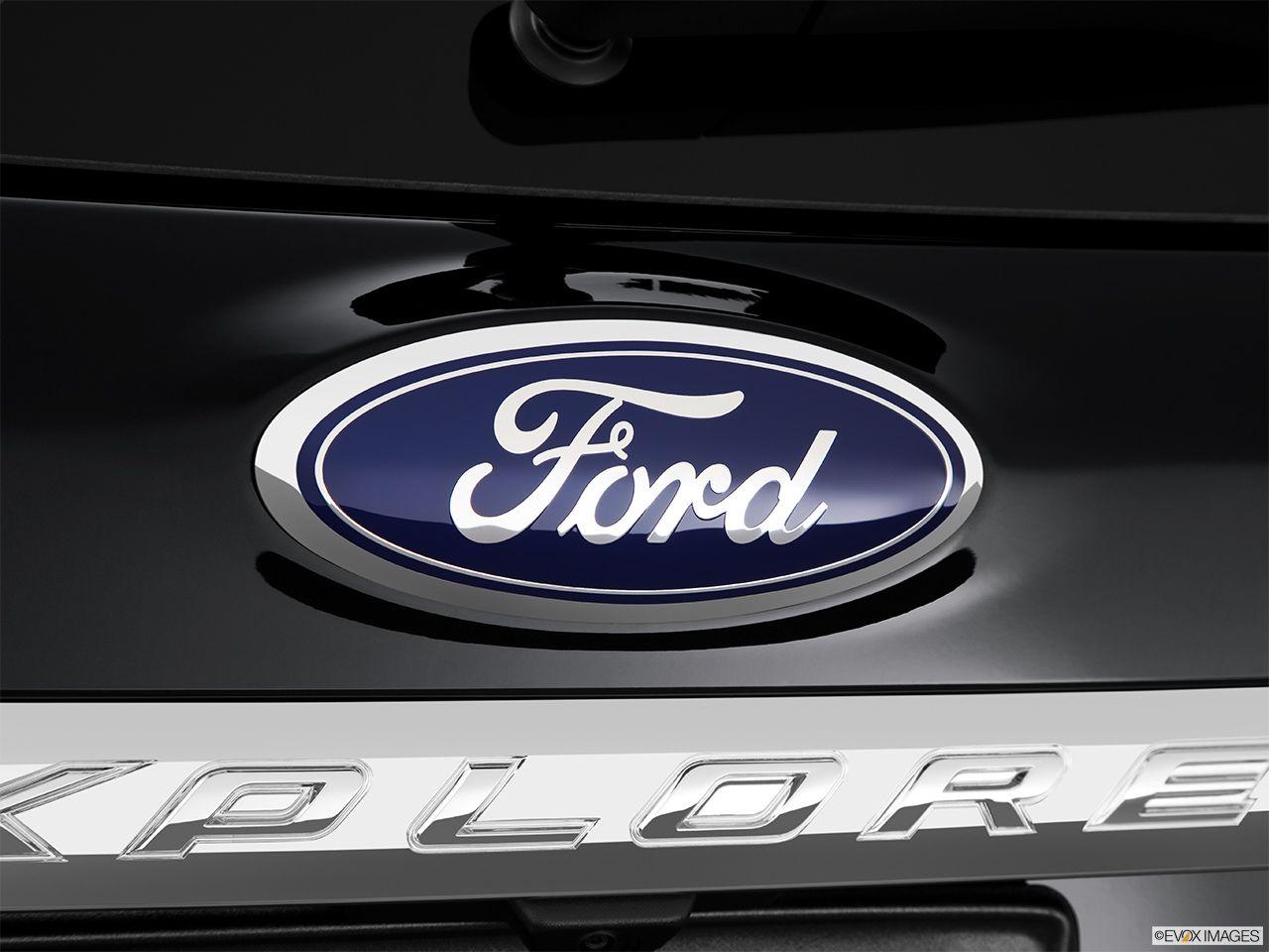2015 Ford Logo - Ford Explorer FWD 4 Door XLT angle view 2015 Ford